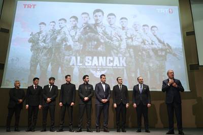 Millî Savunma Bakanı Hulusi Akar ve Komutanlar, “Al Sancak” Dizisini Oyuncularla Beraber İzledi
