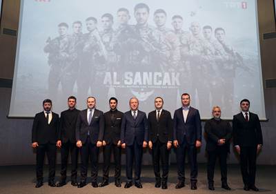 Millî Savunma Bakanı Hulusi Akar ve Komutanlar, “Al Sancak” Dizisini Oyuncularla Beraber İzledi