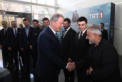Millî Savunma Bakanı Hulusi Akar ve Komutanlar, “Al Sancak” Dizisini Oyuncularla Beraber İzledi