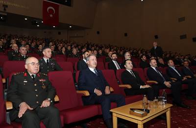 Millî Savunma Bakanı Hulusi Akar ve Komutanlar, “Al Sancak” Dizisini Oyuncularla Beraber İzledi