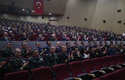 Millî Savunma Bakanı Hulusi Akar ve Komutanlar, “Al Sancak” Dizisini Oyuncularla Beraber İzledi