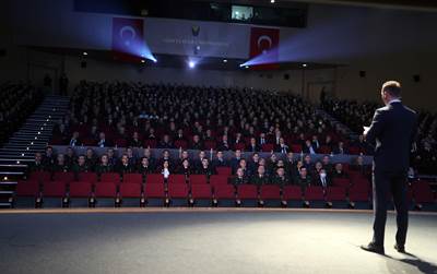 Millî Savunma Bakanı Hulusi Akar ve Komutanlar, “Al Sancak” Dizisini Oyuncularla Beraber İzledi