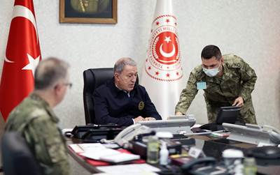 Millî Savunma Bakanı Hulusi Akar, Kara Kuvvetleri Harekât Merkezinde Pençe-Kilit Operasyonu’nu Takip Etti