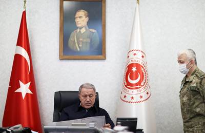 Millî Savunma Bakanı Hulusi Akar, Kara Kuvvetleri Harekât Merkezinde Pençe-Kilit Operasyonu’nu Takip Etti