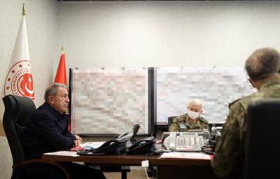 Millî Savunma Bakanı Hulusi Akar, Kara Kuvvetleri Harekât Merkezinde Pençe-Kilit Operasyonu’nu Takip Etti