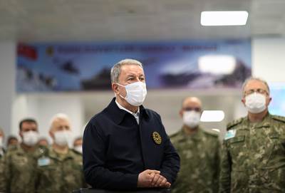 Millî Savunma Bakanı Hulusi Akar, Kara Kuvvetleri Harekât Merkezinde Pençe-Kilit Operasyonu’nu Takip Etti