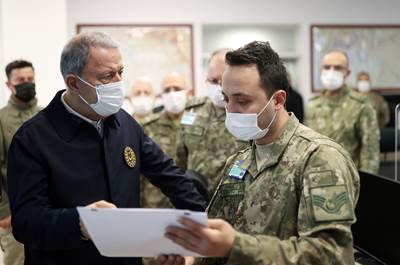 Millî Savunma Bakanı Hulusi Akar, Kara Kuvvetleri Harekât Merkezinde Pençe-Kilit Operasyonu’nu Takip Etti