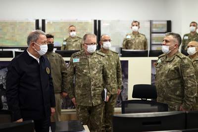 Millî Savunma Bakanı Hulusi Akar, Kara Kuvvetleri Harekât Merkezinde Pençe-Kilit Operasyonu’nu Takip Etti