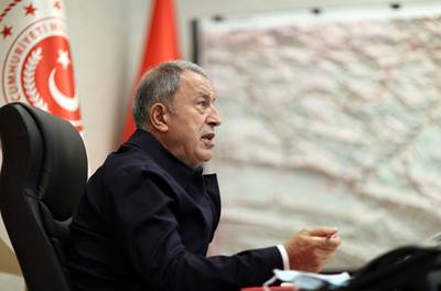 Millî Savunma Bakanı Hulusi Akar, Kara Kuvvetleri Harekât Merkezinde Pençe-Kilit Operasyonu’nu Takip Etti