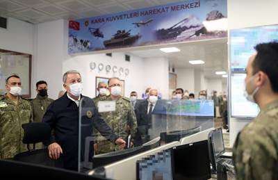 Millî Savunma Bakanı Hulusi Akar, Kara Kuvvetleri Harekât Merkezinde Pençe-Kilit Operasyonu’nu Takip Etti