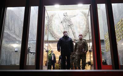 Millî Savunma Bakanı Hulusi Akar, Kara Kuvvetleri Harekât Merkezinde Pençe-Kilit Operasyonu’nu Takip Etti