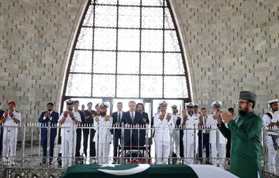 Millî Savunma Bakanı Hulusi Akar, Pakistan’ın Kurucusu Muhammed Ali Cinnah'ın Anıt Mezarını Ziyaret Etti