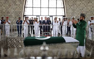 Millî Savunma Bakanı Hulusi Akar, Pakistan’ın Kurucusu Muhammed Ali Cinnah'ın Anıt Mezarını Ziyaret Etti