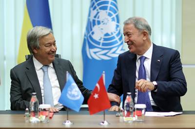 Millî Savunma Bakanı Hulusi Akar ve BM Genel Sekreteri Antonio Guterres Müşterek Koordinasyon Merkezinde İncelemelerde Bulundu