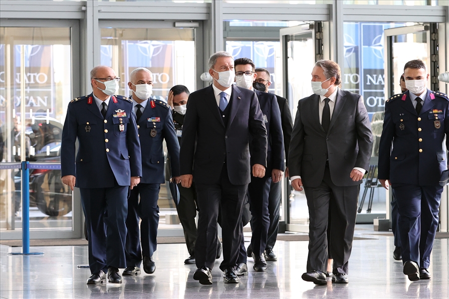 Millî Savunma Bakanı Hulusi Akar, NATO Karargâhında NATO Daimi Temsilciliğini ve Türk Askerî Temsilciliğini Ziyaret Etti
