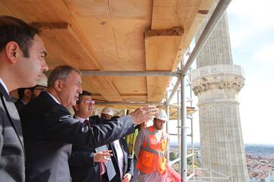 Millî Savunma Bakanı Hulusi Akar, Restore Edilen Selimiye Camii’nde İncelemelerde Bulundu