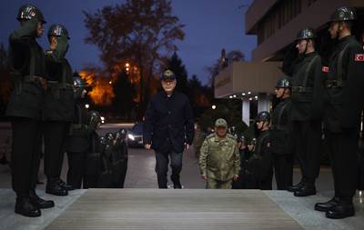 Millî Savunma Bakanı Hulusi Akar, Kara Kuvvetleri Harekât Merkezi’nde!