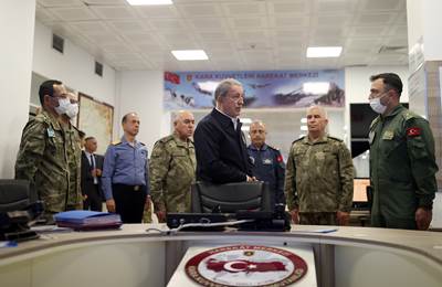 Millî Savunma Bakanı Hulusi Akar, Kara Kuvvetleri Harekât Merkezi’nde!