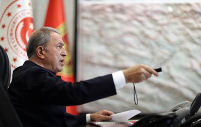 Millî Savunma Bakanı Hulusi Akar, Kara Kuvvetleri Harekât Merkezi’nde!