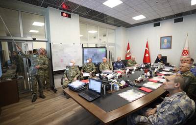 Millî Savunma Bakanı Hulusi Akar, Kara Kuvvetleri Harekât Merkezi’nde!