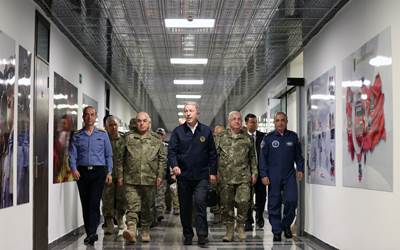 Millî Savunma Bakanı Hulusi Akar, Kara Kuvvetleri Harekât Merkezi’nde!