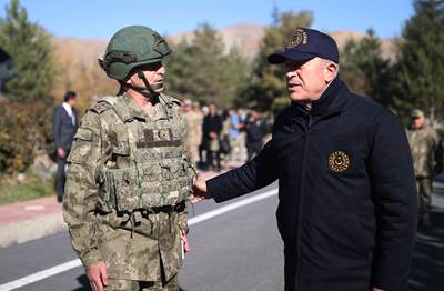 Millî Savunma Bakanı Hulusi Akar Beraberindeki TSK Komuta Kademesi ile Sınır Hattında