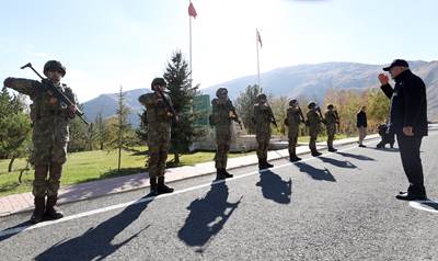 Millî Savunma Bakanı Hulusi Akar Beraberindeki TSK Komuta Kademesi ile Sınır Hattında