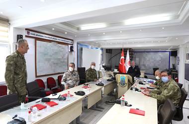 Millî Savunma Bakanı Hulusi Akar, Irak Hudut Hattında Konuştu: “Afrin’e Yönelik Alçak Saldırı Sonrası Karşı Operasyon Başlatıldı, 18 Terörist Etkisiz Hâle Getirildi.”