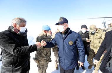 Millî Savunma Bakanı Hulusi Akar, Irak Hudut Hattında Konuştu: “Afrin’e Yönelik Alçak Saldırı Sonrası Karşı Operasyon Başlatıldı, 18 Terörist Etkisiz Hâle Getirildi.”