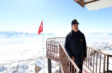 Millî Savunma Bakanı Hulusi Akar, Irak Hudut Hattında Konuştu: “Afrin’e Yönelik Alçak Saldırı Sonrası Karşı Operasyon Başlatıldı, 18 Terörist Etkisiz Hâle Getirildi.”