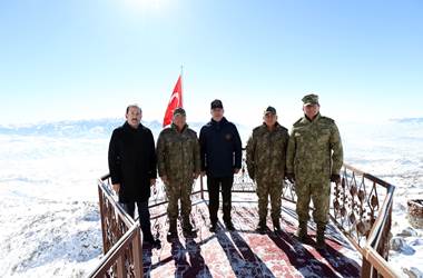 Millî Savunma Bakanı Hulusi Akar, Irak Hudut Hattında Konuştu: “Afrin’e Yönelik Alçak Saldırı Sonrası Karşı Operasyon Başlatıldı, 18 Terörist Etkisiz Hâle Getirildi.”