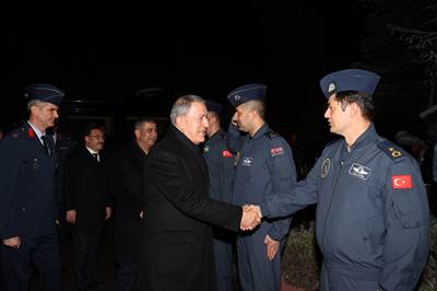 Millî Savunma Bakanı Hulusi Akar Ukrayna’dan Dönen Pilotlarımızla Bir Araya Geldi, Cumhurbaşkanımız Sn. Erdoğan da Telefonla Personele Hitap Etti 
