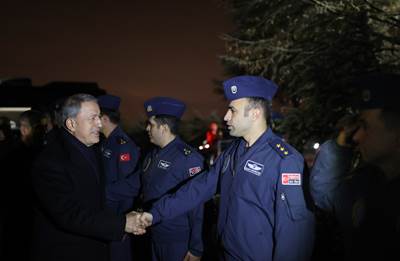 Millî Savunma Bakanı Hulusi Akar Ukrayna’dan Dönen Pilotlarımızla Bir Araya Geldi, Cumhurbaşkanımız Sn. Erdoğan da Telefonla Personele Hitap Etti 
