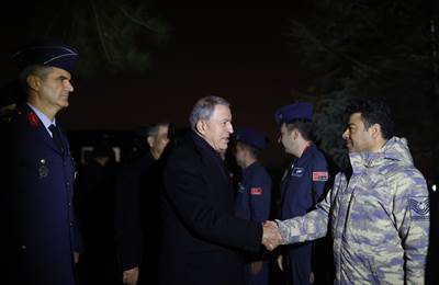 Millî Savunma Bakanı Hulusi Akar Ukrayna’dan Dönen Pilotlarımızla Bir Araya Geldi, Cumhurbaşkanımız Sn. Erdoğan da Telefonla Personele Hitap Etti 