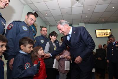 Millî Savunma Bakanı Hulusi Akar Ukrayna’dan Dönen Pilotlarımızla Bir Araya Geldi, Cumhurbaşkanımız Sn. Erdoğan da Telefonla Personele Hitap Etti 
