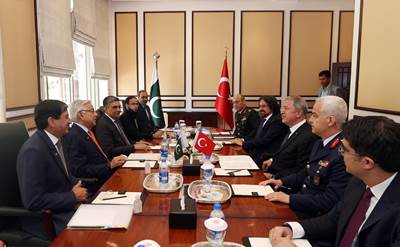Millî Savunma Bakanı Hulusi Akar, Pakistan Savunma Bakanı Khawaja Muhammed Asif ile Bir Araya Geldi