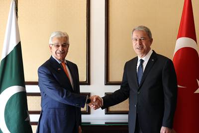Millî Savunma Bakanı Hulusi Akar, Pakistan Savunma Bakanı Khawaja Muhammed Asif ile Bir Araya Geldi