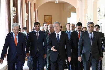Millî Savunma Bakanı Hulusi Akar, Pakistan Savunma Bakanı Khawaja Muhammed Asif ile Bir Araya Geldi