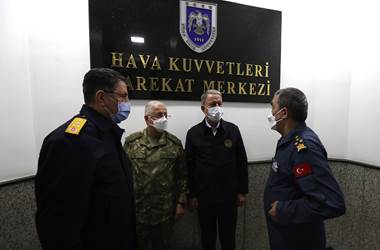 Millî Savunma Bakanı Hulusi Akar ve TSK Komuta Kademesi “Kış Kartalı Harekâtı” İçin Hava Harekât Merkezinde!