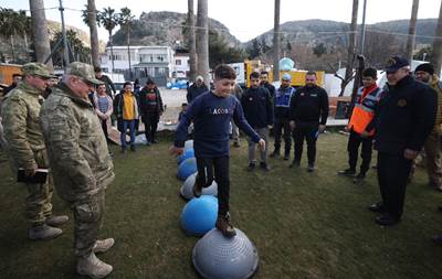 Millî Savunma Bakanı Hulusi Akar, Çadır Kentte Kurulan Mehmetçik Okulunu Ziyaret Etti