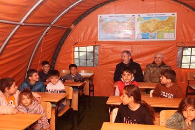 Millî Savunma Bakanı Hulusi Akar, Çadır Kentte Kurulan Mehmetçik Okulunu Ziyaret Etti