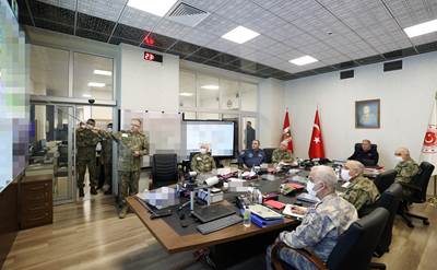 Millî Savunma Bakanı Hulusi Akar’ın Kara Kuvvetleri Harekât Merkezindeki Yoğun Mesaisi