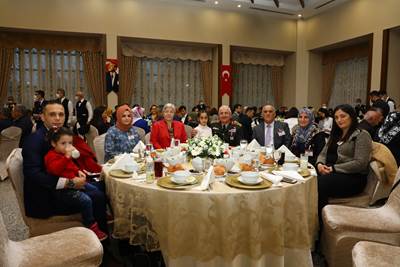 Millî Savunma Bakanı Hulusi Akar ve Beraberindeki TSK Komuta Kademesi Şehit Aileleri ve Gazilerle İftarda Bir Araya Geldi
