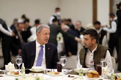 Millî Savunma Bakanı Hulusi Akar ve Beraberindeki TSK Komuta Kademesi Şehit Aileleri ve Gazilerle İftarda Bir Araya Geldi