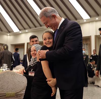 Millî Savunma Bakanı Hulusi Akar ve Beraberindeki TSK Komuta Kademesi Şehit Aileleri ve Gazilerle İftarda Bir Araya Geldi