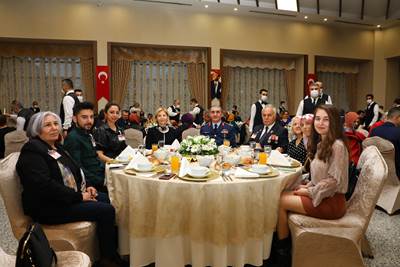 Millî Savunma Bakanı Hulusi Akar ve Beraberindeki TSK Komuta Kademesi Şehit Aileleri ve Gazilerle İftarda Bir Araya Geldi