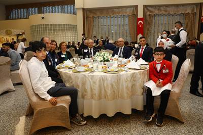 Millî Savunma Bakanı Hulusi Akar ve Beraberindeki TSK Komuta Kademesi Şehit Aileleri ve Gazilerle İftarda Bir Araya Geldi
