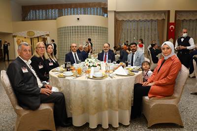 Millî Savunma Bakanı Hulusi Akar ve Beraberindeki TSK Komuta Kademesi Şehit Aileleri ve Gazilerle İftarda Bir Araya Geldi