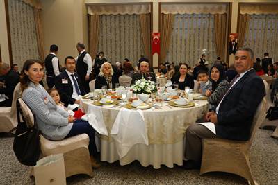 Millî Savunma Bakanı Hulusi Akar ve Beraberindeki TSK Komuta Kademesi Şehit Aileleri ve Gazilerle İftarda Bir Araya Geldi