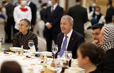 Millî Savunma Bakanı Hulusi Akar ve Beraberindeki TSK Komuta Kademesi Şehit Aileleri ve Gazilerle İftarda Bir Araya Geldi
